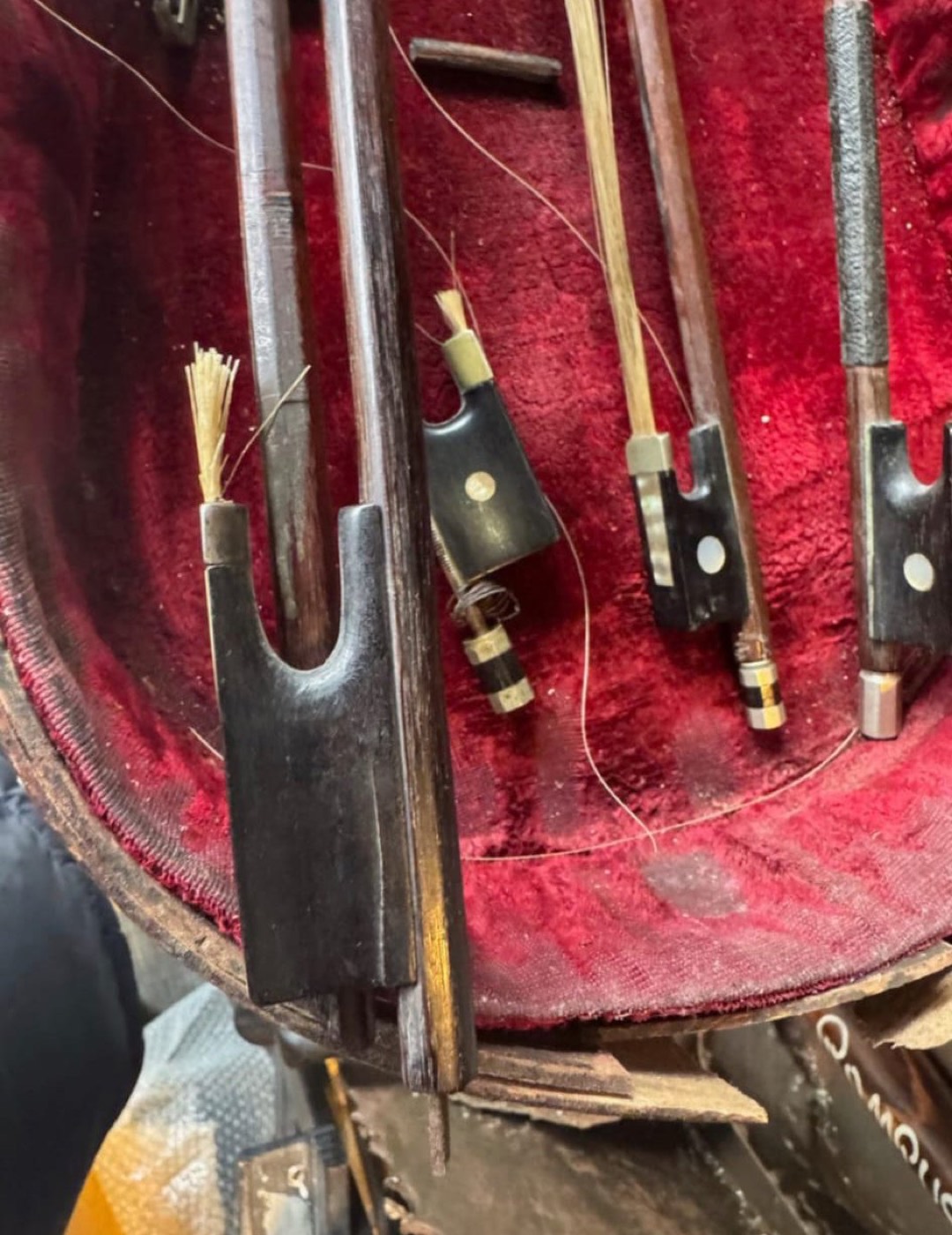 Lot d'archets anciens de violon à hausses d'ébène et pastilles de nacre dans un étui de velours