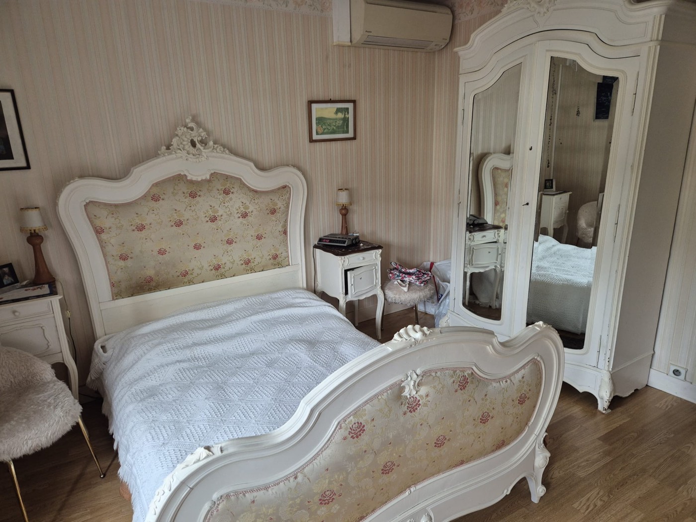 Chambre à coucher ancienne de style Louis XV laqué blanc, lit capitonné fleuri, armoire à glace et chevets