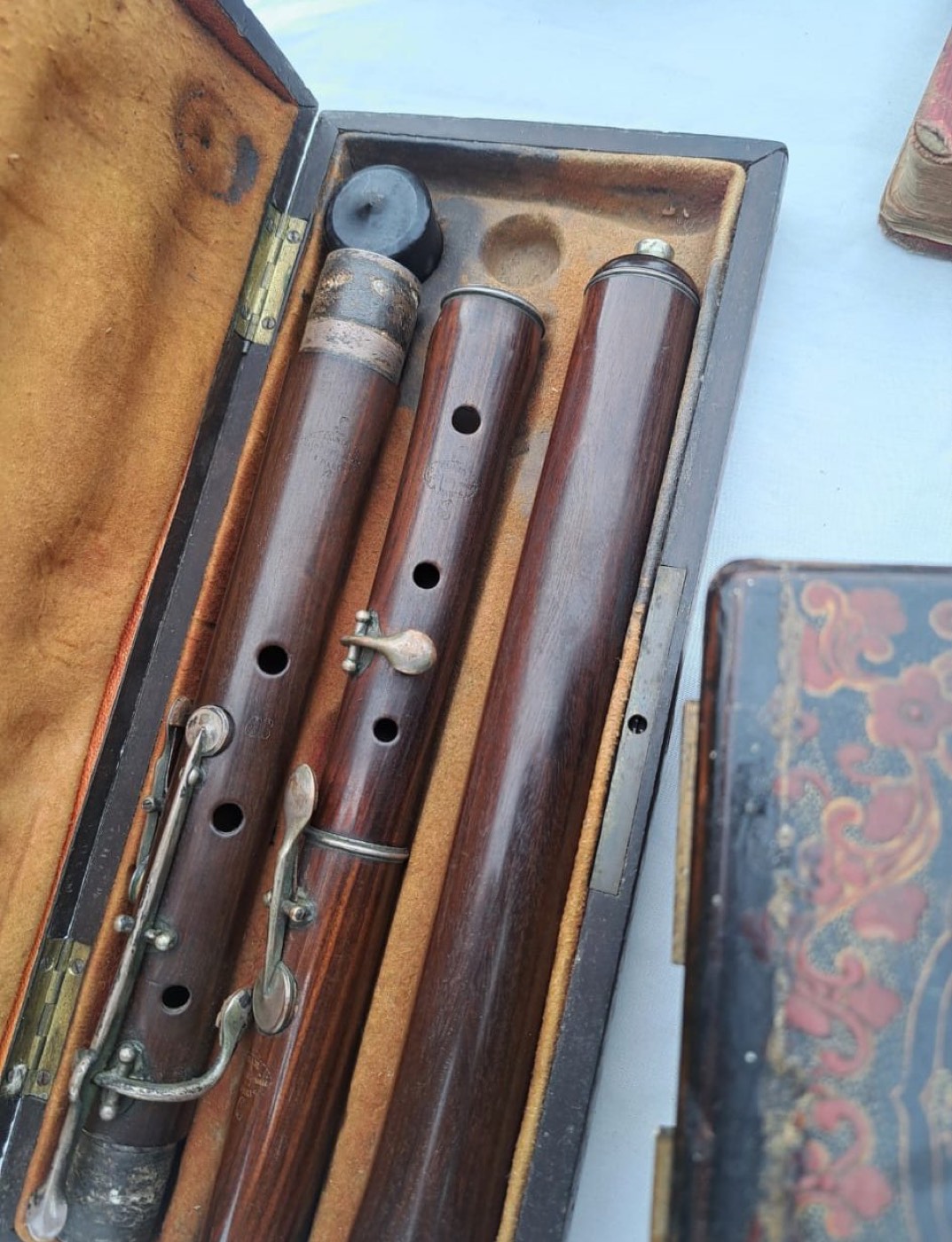 Flûte ancienne en bois démontée à clés argentées présentée dans son étui d'origine