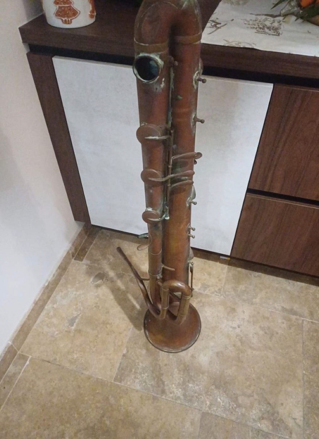 Ancien instrument à vent en cuivre à clés au pavillon évasé, patine cuivrée d'époque
