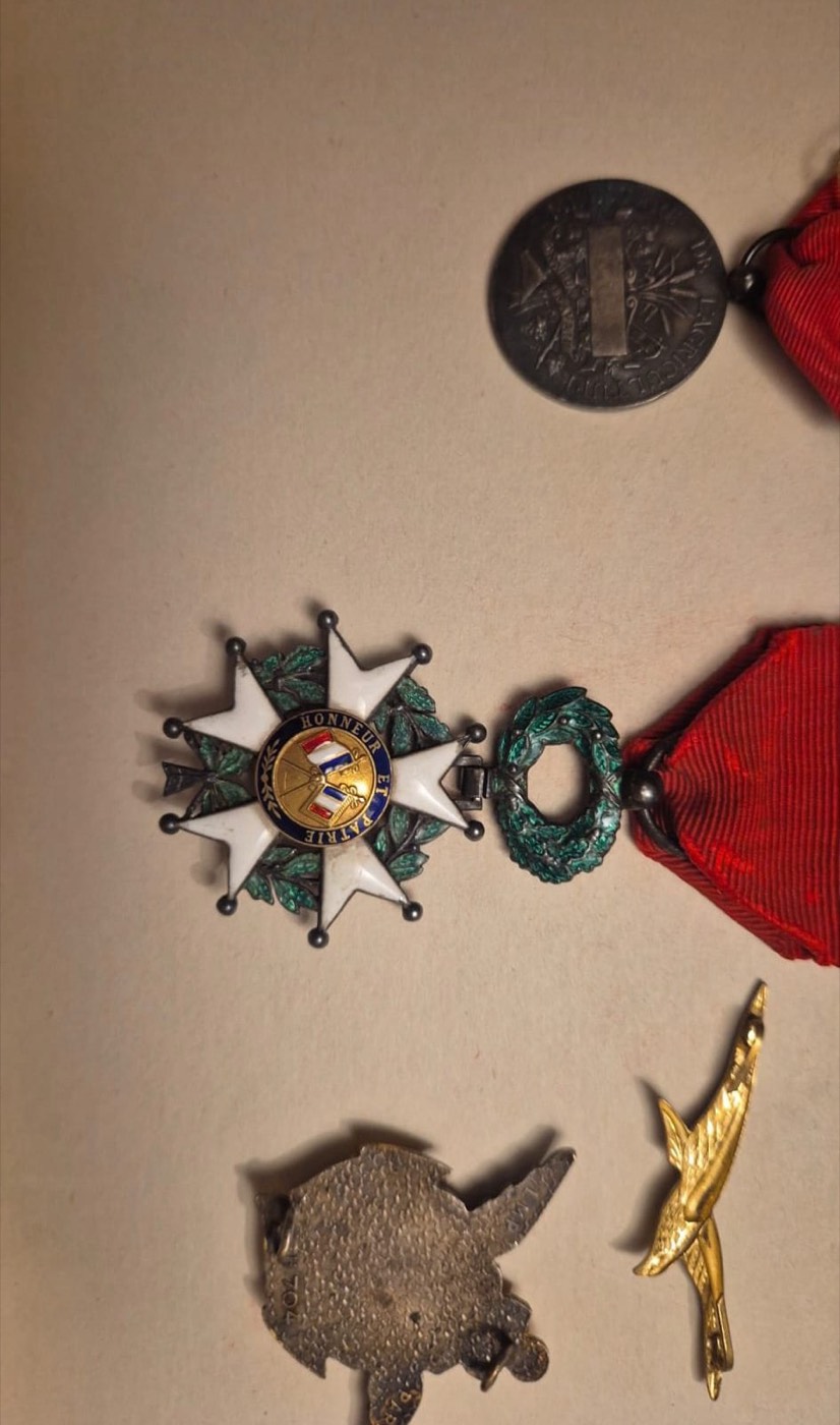 Croix de la Légion d'honneur ancienne sur ruban rouge, avec médaille militaire et insignes