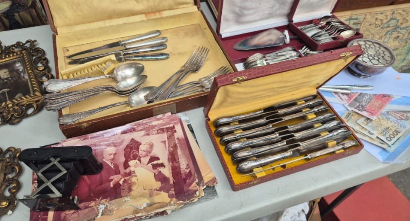 Lot d'argenterie ancienne, cuillères, fourchettes et couteaux à manches ciselés dans leurs écrins, avec vieilles photographies.