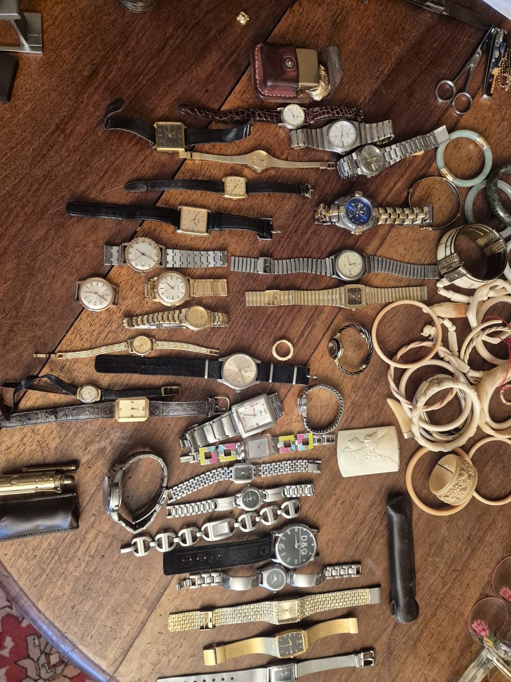 Important lot de montres anciennes et de bracelets, cadrans et modèles variés présentés sur une table