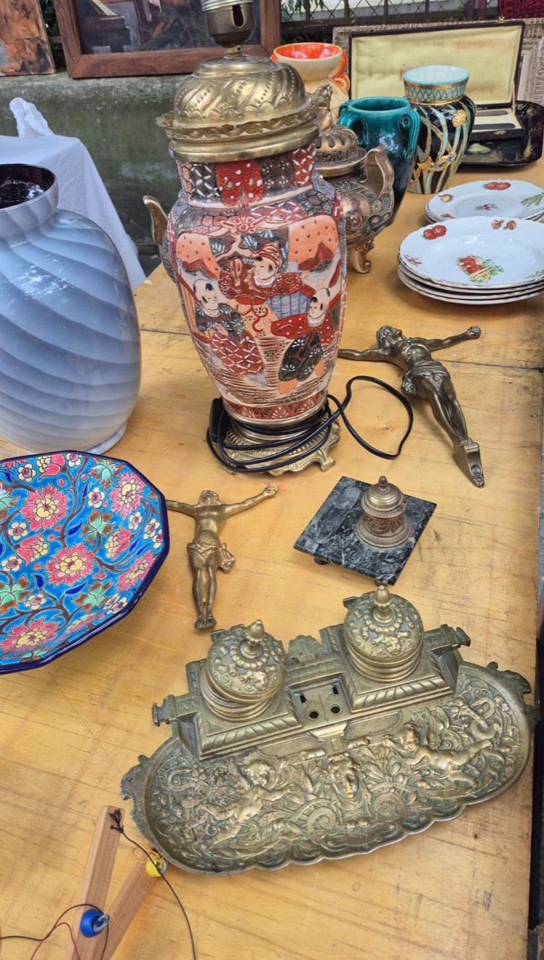 Lot d'objets anciens dont un encrier double en bronze ciselé, une lampe vase japonais Satsuma et une coupe émaillée.