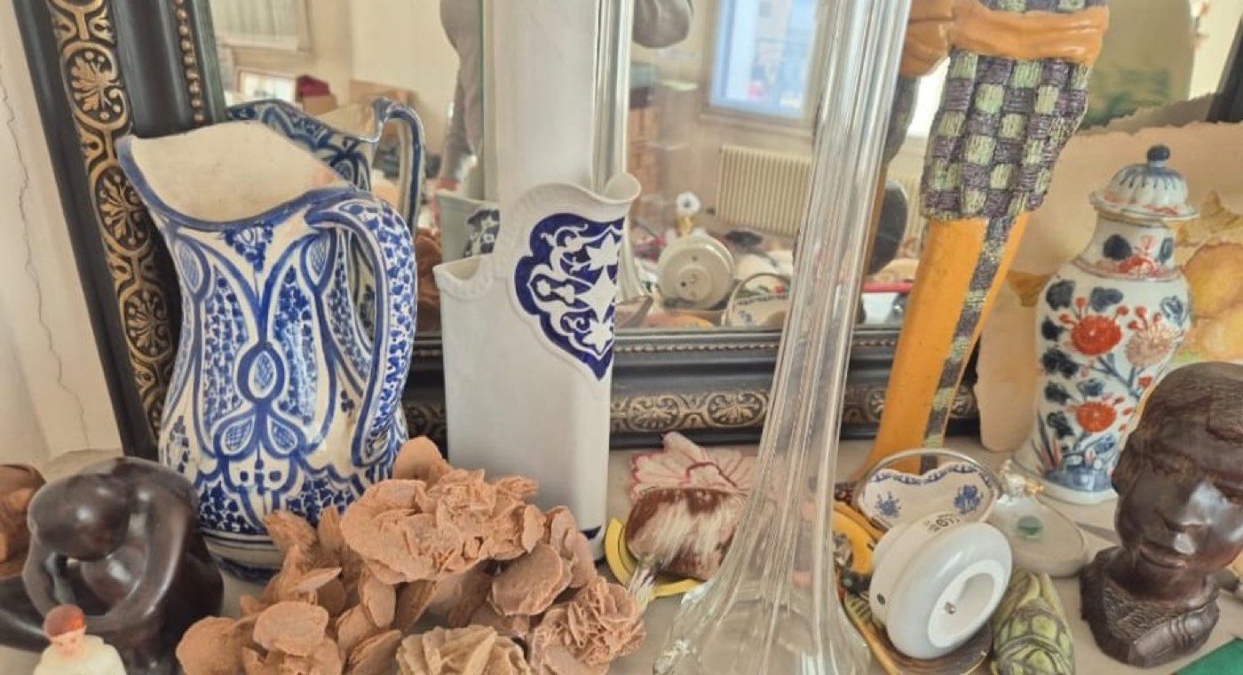 Lot d'objets décoratifs anciens : pichet en faïence bleu et blanc, vases, roses des sables et sculptures.