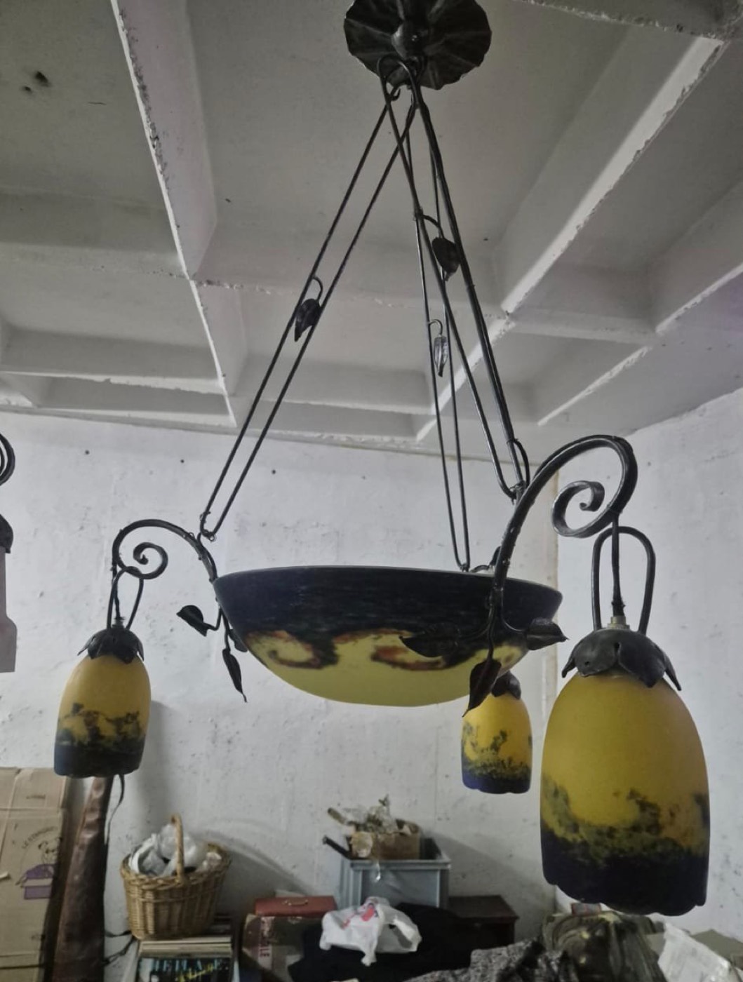 Lustre ancien en fer forgé avec vasque et tulipes en pâte de verre jaune et bleu, style Art déco