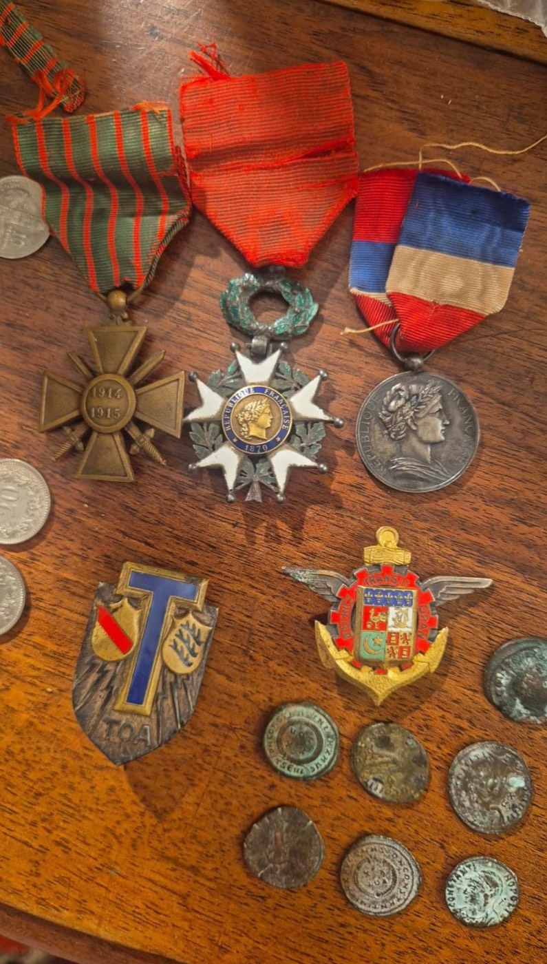Médailles militaires françaises anciennes, Croix de guerre 1914-1915 et Légion d'honneur, avec des monnaies antiques