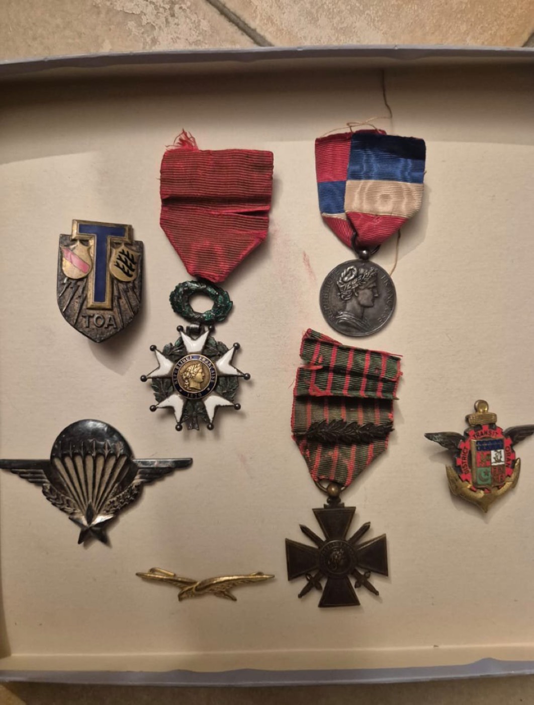 Ensemble de médailles et insignes militaires français anciens dont Légion d'honneur et Croix de guerre