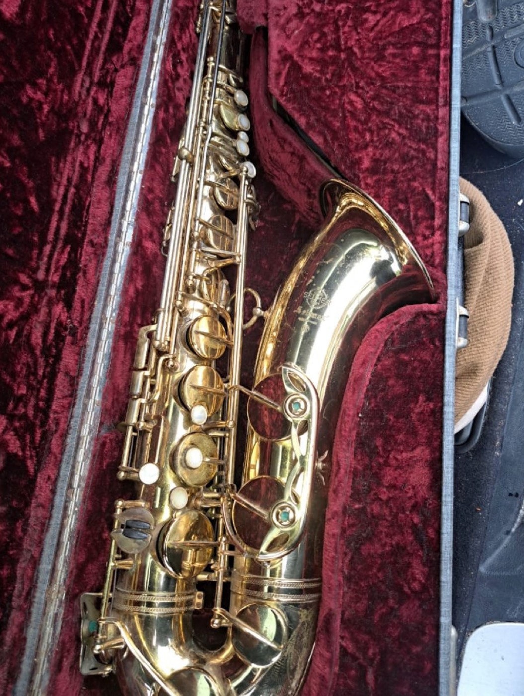 Saxophone ancien en laiton doré aux clés nacrées présenté dans son étui garni de velours grenat