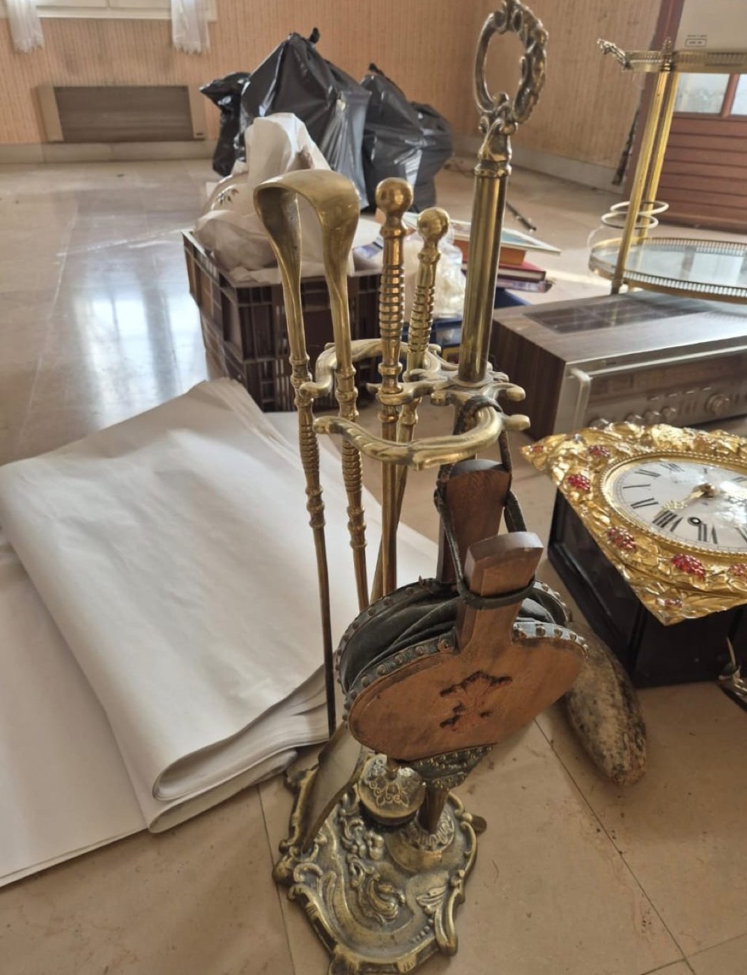 Serviteur de cheminée ancien en laiton doré avec ses outils et un soufflet en bois, style Louis XV