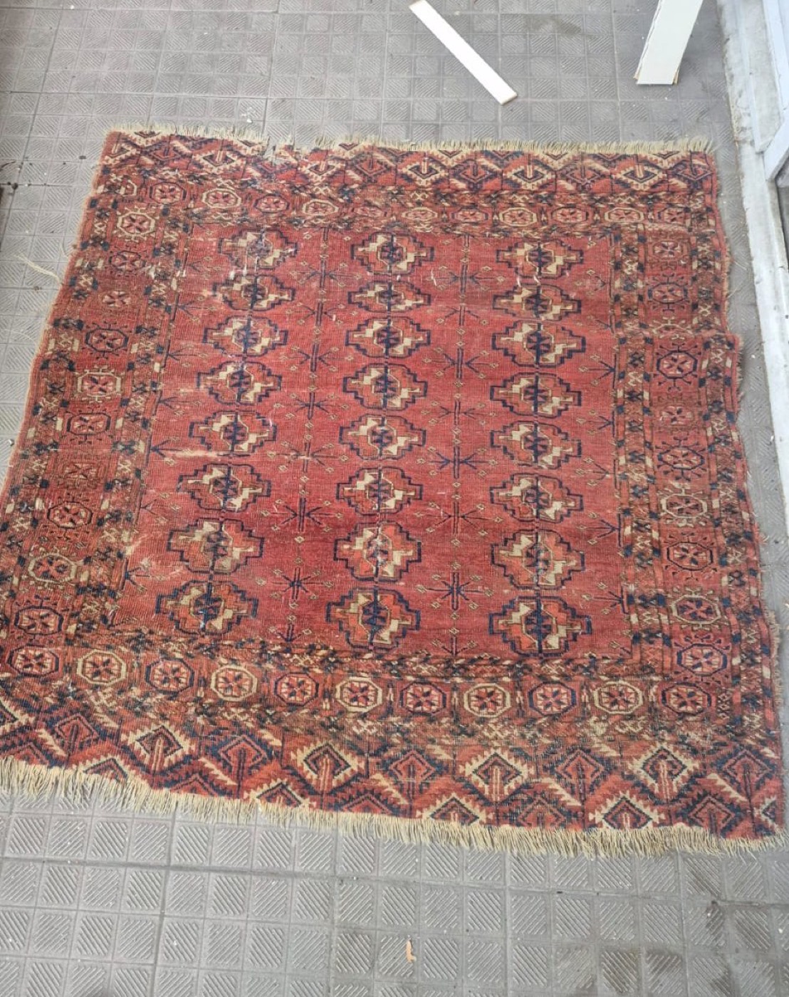 Tapis ancien en laine de type Boukhara à motifs de gül rouges et bleus, usé par le temps