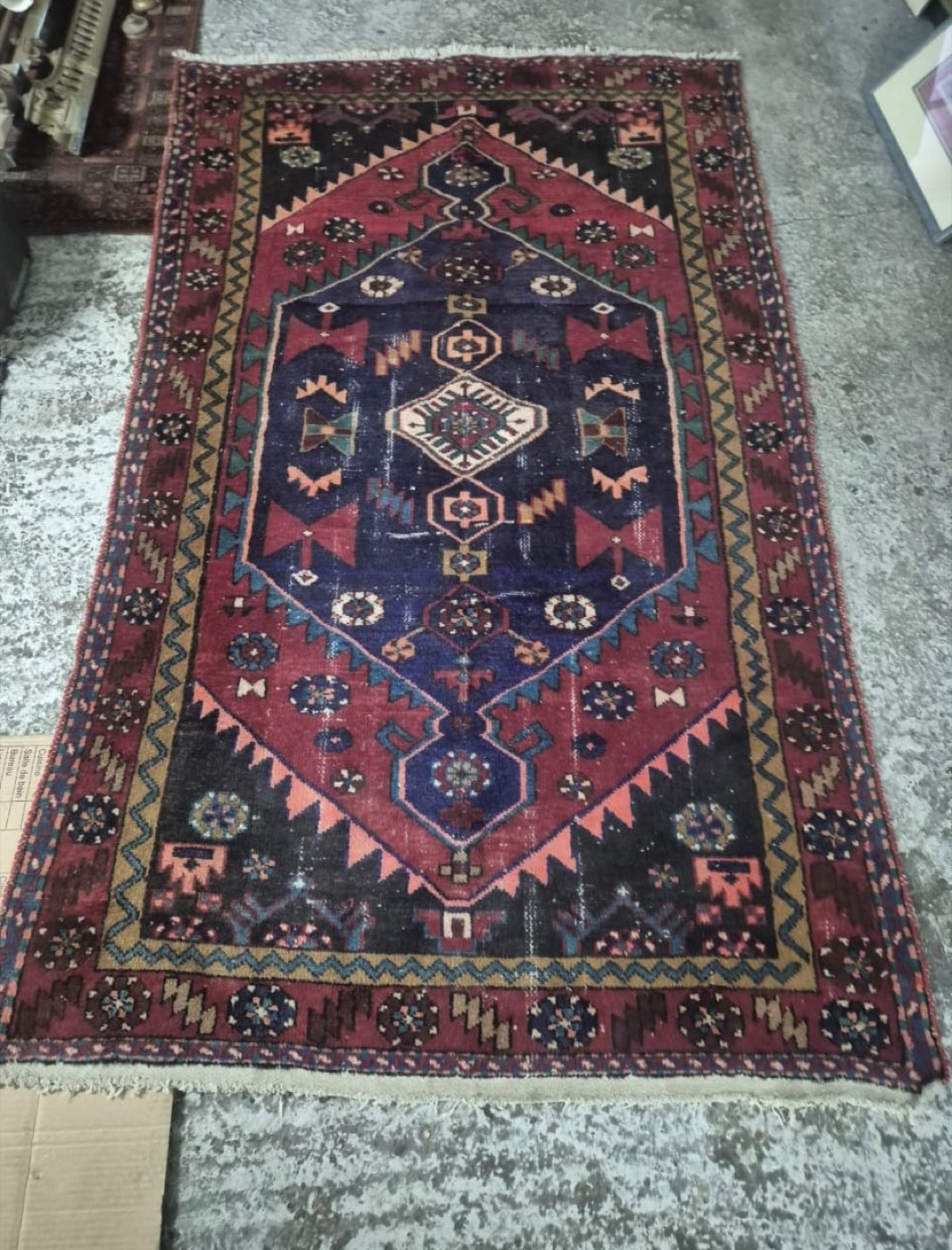 Tapis ancien persan en laine à médaillon central sur fond rouge et bleu marine, style Hamadan