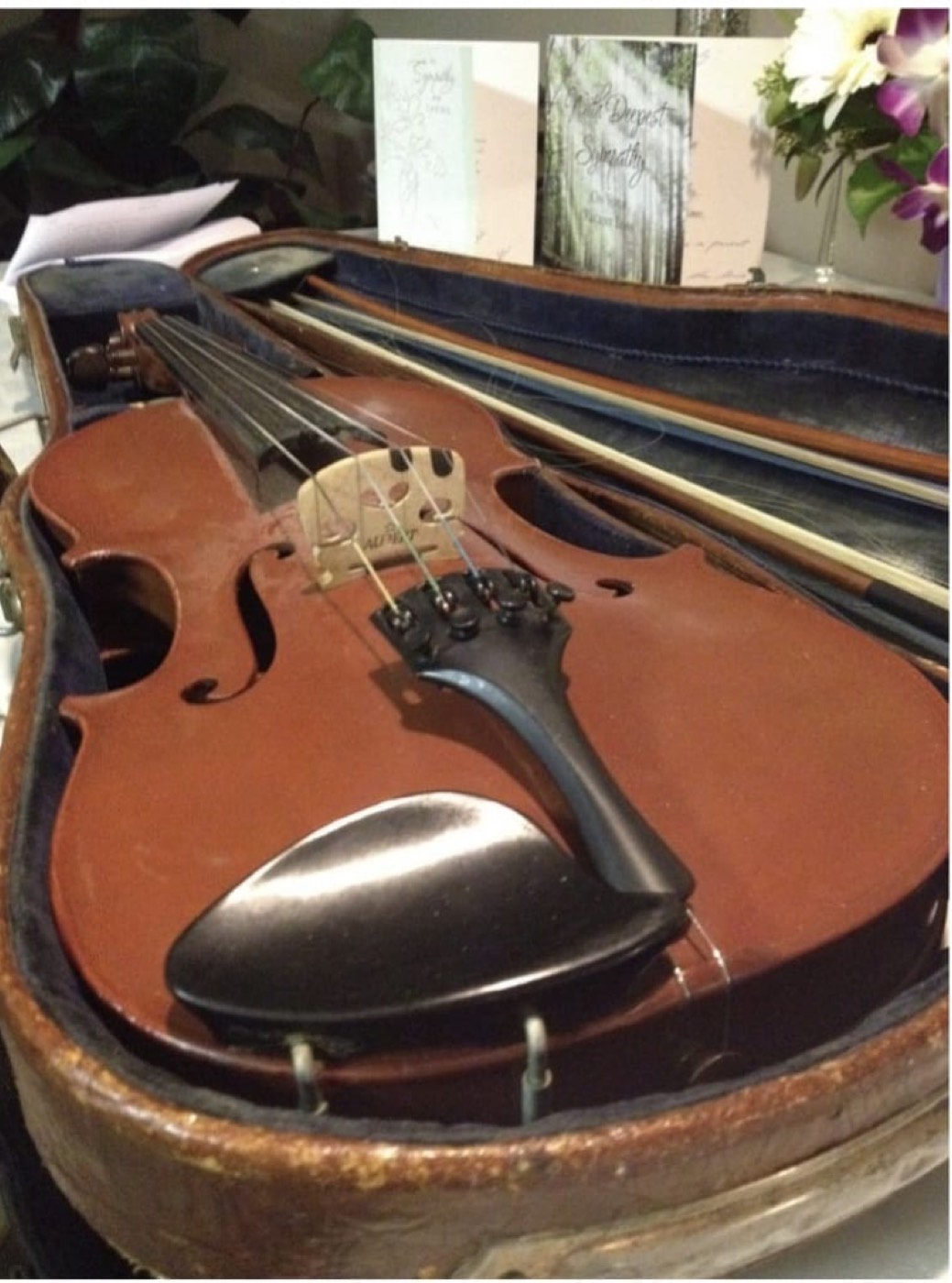 Violon ancien avec son archet présenté dans son étui d'origine capitonné de velours bleu