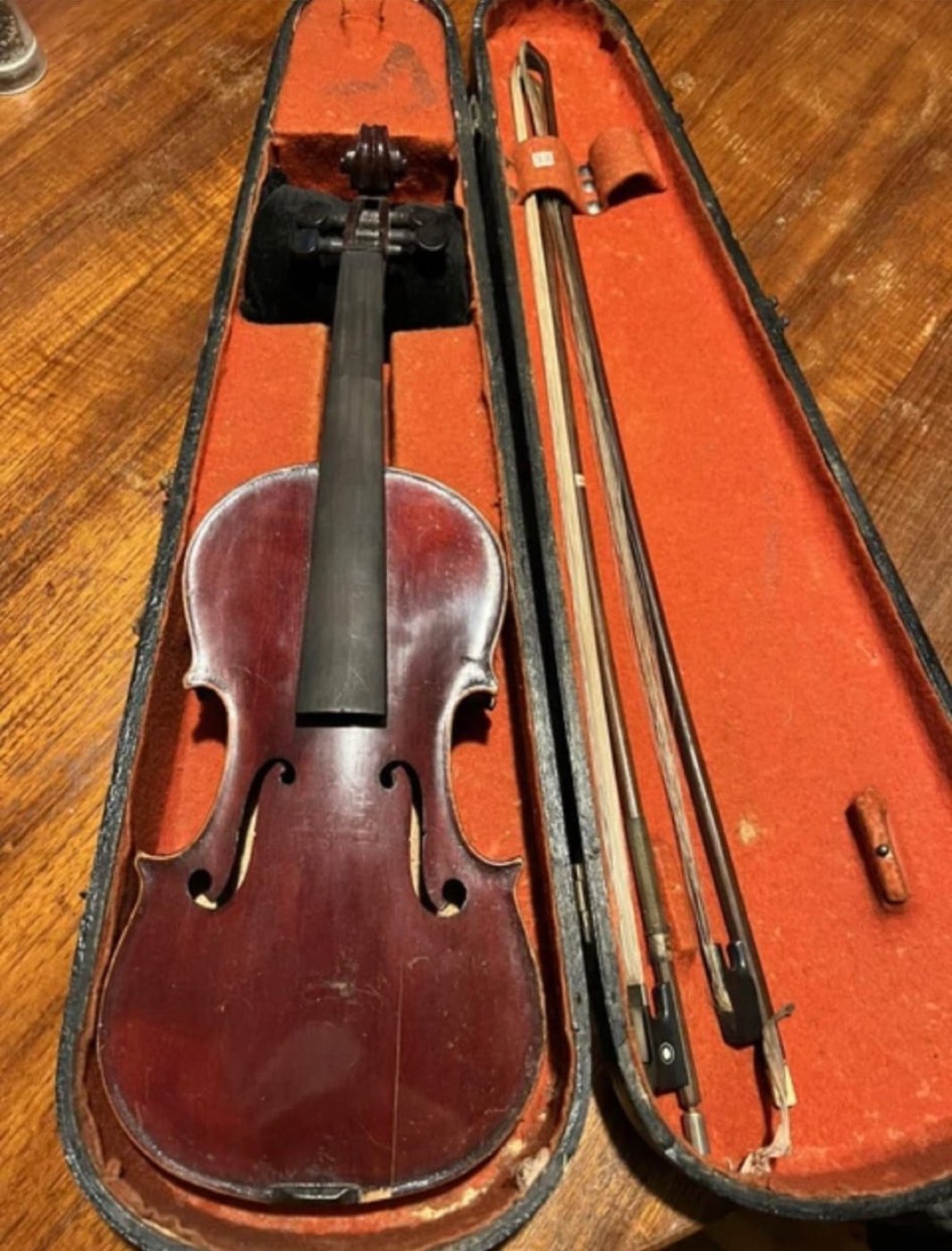 Violon ancien verni acajou dans son étui garni de velours rouge avec deux archets